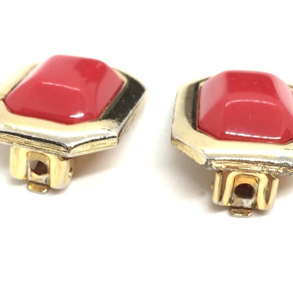 3/$30 VINTAGE GINNIE JOHANSEN RED PLASTIC CLIP ON EARRINGS GOLD TONE RECTANGLE - Picture 12 of 17